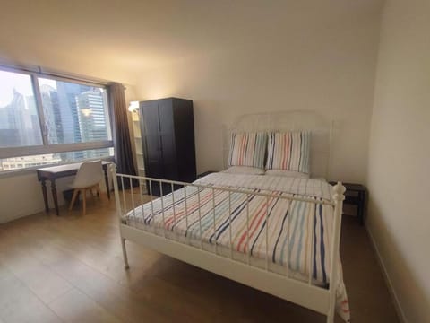 4 bedrooms, La Défense, 5 min walk to metro Apartment in Puteaux