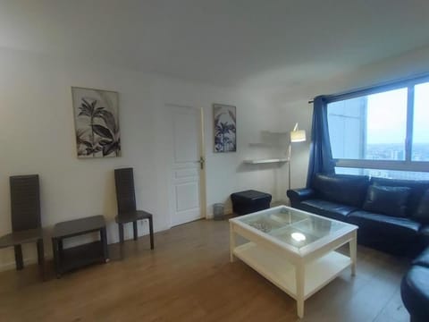 4 bedrooms, La Défense, 5 min walk to metro Apartment in Puteaux