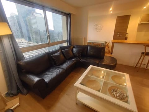 4 bedrooms, La Défense, 5 min walk to metro Apartment in Puteaux