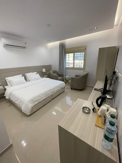 Bed, TV and multimedia, Kitchen or kitchenette, Bedroom, air conditioner