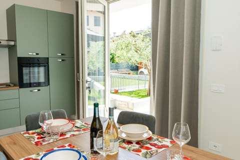 Kitchen or kitchenette, Food and drinks, Dining area, Food, Drinks, Alcoholic drinks, oven, pet friendly