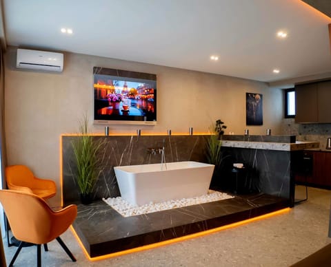 Hot Tub, Bath