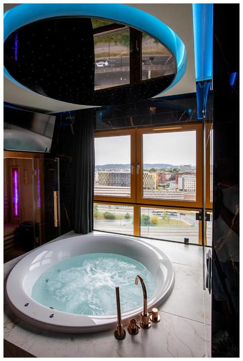 Hot Tub, Hot Tub, Sauna, View (from property/room), Bath