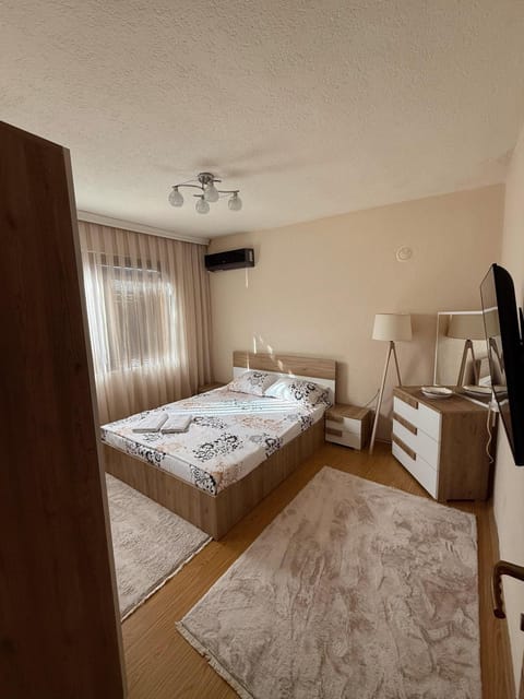 Bed, TV and multimedia, Photo of the whole room, Bedroom, air conditioner