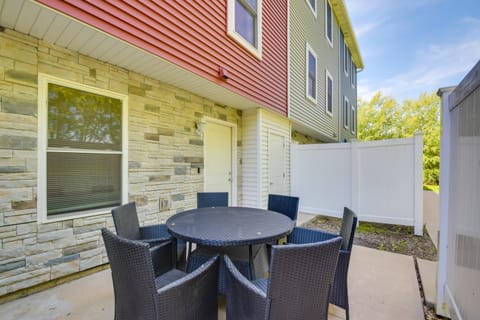 2 Mi to TBK Bank Sports Complex Townhome with Patio House in Bettendorf