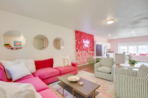 2 Mi to TBK Bank Sports Complex Townhome with Patio House in Bettendorf