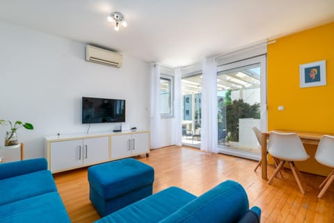 TV and multimedia, Living room, Seating area, Dining area, Evening entertainment, air conditioner