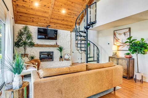 Walk to Reservoir Cicero Home with Furnished Deck! House in Cicero