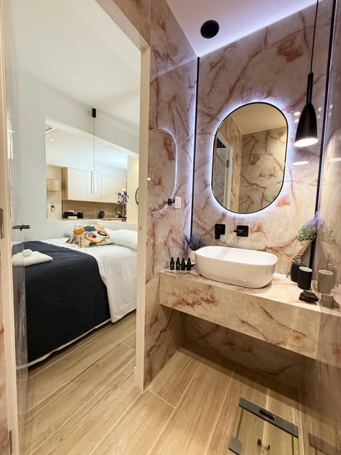 Toilet, Bathroom, towels