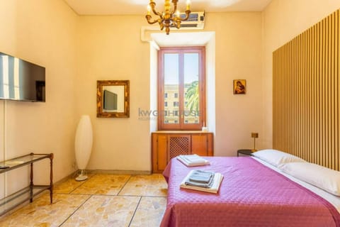 Bed, TV and multimedia, Bedroom, towels