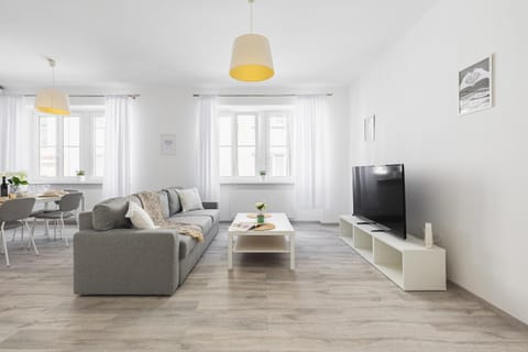 TV and multimedia, Living room, Seating area, Dining area