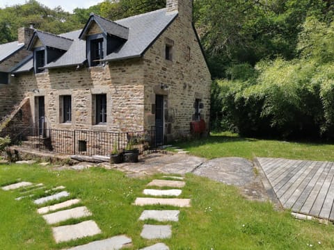 Le Moulin bordé par l'Aven House in Pont-Aven