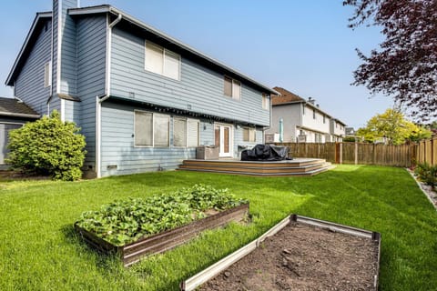 Home Theater and Large Backyard Deck Tacoma Abode! House in Federal Way