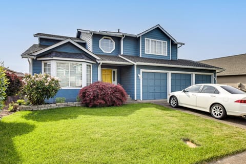 Home Theater and Large Backyard Deck Tacoma Abode! House in Federal Way