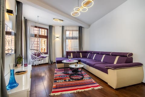 Communal lounge/ TV room, Bed, TV and multimedia, Living room, Photo of the whole room, Seating area