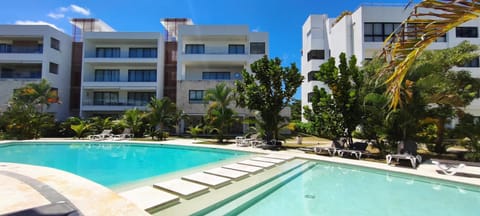 Property building, Day, Garden, Swimming pool, sunbed