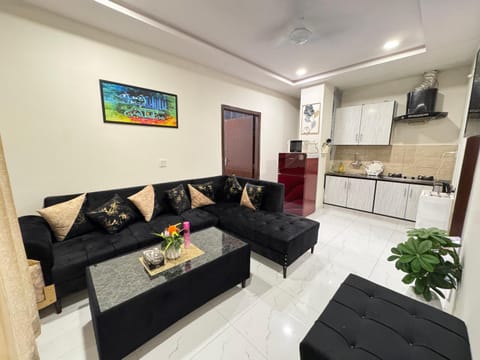 TV and multimedia, Kitchen or kitchenette, Living room, Seating area