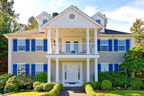 Property building, Facade/entrance, Garden, Balcony/Terrace