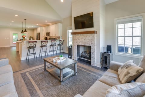 3 Mi to Campus Auburn Home with Deck and Fire Pit House in Opelika