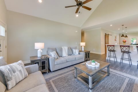 3 Mi to Campus Auburn Home with Deck and Fire Pit House in Opelika