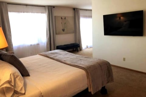 Large Home Near Boulder Fenced Yard 2 Dogs OK House in Longmont