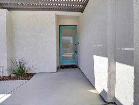 Dive into Desert Wonderland Pool, Spa, Fire Pit House in Palm Springs