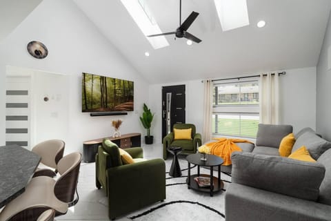 Communal lounge/ TV room, TV and multimedia, Living room, Seating area, Evening entertainment