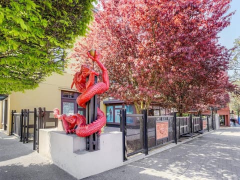Old Town Retreat-your artful escape in Victoria’s historic Old Town by Victoria Prime! Apartment in Victoria