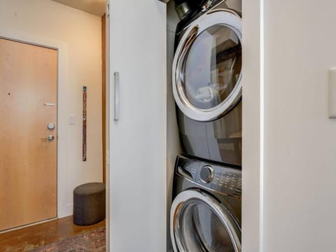 Old Town Retreat-your artful escape in Victoria’s historic Old Town by Victoria Prime! Apartment in Victoria