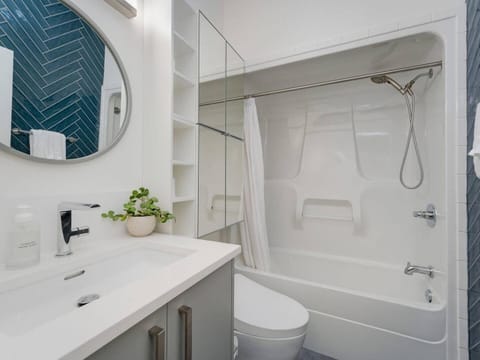 Old Town Retreat-your artful escape in Victoria’s historic Old Town by Victoria Prime! Apartment in Victoria