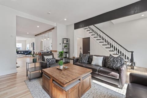 3BR Stylish Retreat, Minutes from Downtown Pittsburgh, Free 3-Car Parking House in Pittsburgh