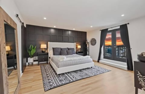 3BR Stylish Retreat, Minutes from Downtown Pittsburgh, Free 3-Car Parking House in Pittsburgh