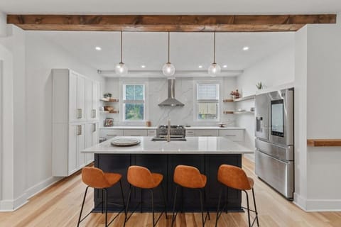 3BR Stylish Retreat, Minutes from Downtown Pittsburgh, Free 3-Car Parking House in Pittsburgh