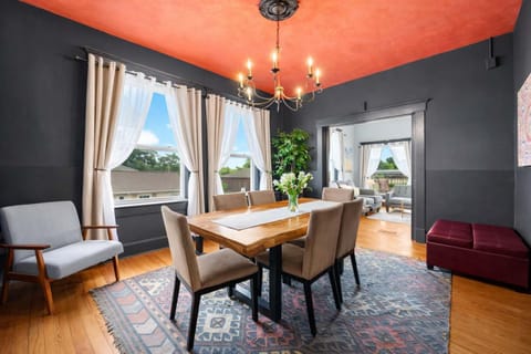 Riverview Escape in Walkable Historic District House in Jeffersonville