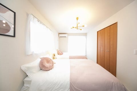 Photo of the whole room, Bedroom