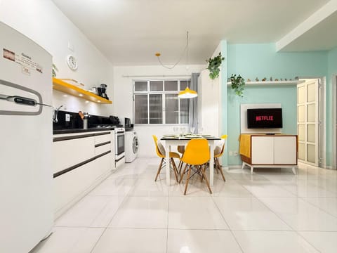 Kitchen or kitchenette, Dining area, minibar, oven, pet friendly, stove, toaster