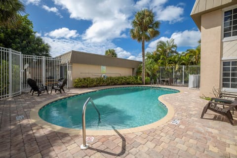 Village Breeze - Heated Pool, Private Patio, Village and Beach! House in Siesta Key