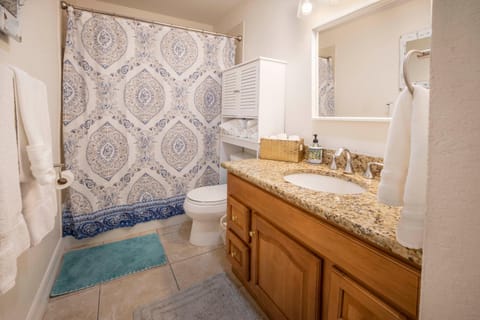 Village Breeze - Heated Pool, Private Patio, Village and Beach! House in Siesta Key