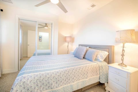 Village Breeze - Heated Pool, Private Patio, Village and Beach! House in Siesta Key