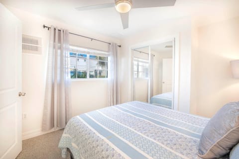 Village Breeze - Heated Pool, Private Patio, Village and Beach! House in Siesta Key