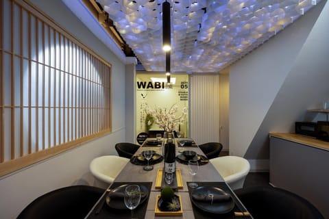 Bathroom, Living room, Seating area, Dining area, Bath, kitchen