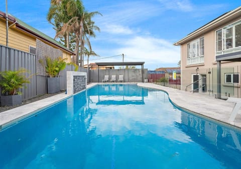 Property building, Pool view, Swimming pool, Swimming pool, sunbed