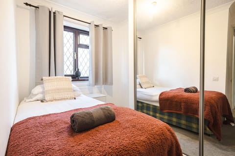 Bed, Bedroom, towels