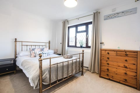 Bed, Bedroom, towels, wardrobe