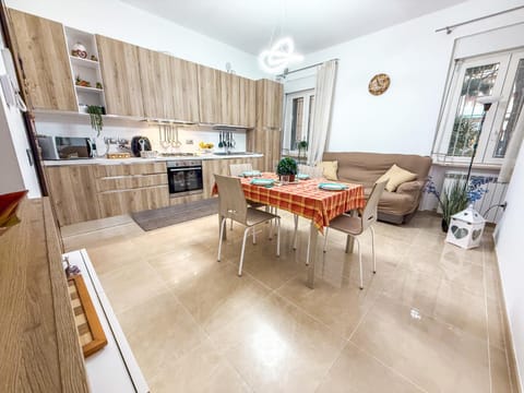 Kitchen or kitchenette, Living room, Seating area, Dining area, microwave, oven, stove