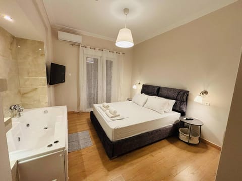 Bed, Hot Tub, Photo of the whole room, Bedroom, towels