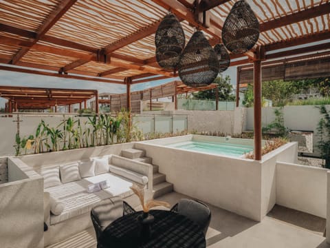 BBQ facilities, Dining area, Pool view, Swimming pool, sunbed
