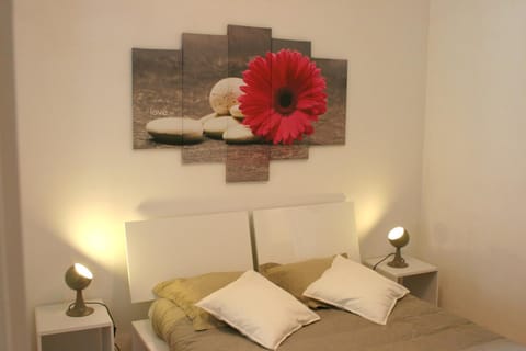 Photo of the whole room, Decorative detail