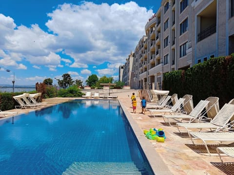 Property building, Day, Evening entertainment, Pool view, Swimming pool, Swimming pool, sunbed