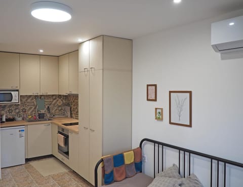 Kitchen or kitchenette, Dining area, oven, pet friendly, stove, air conditioner